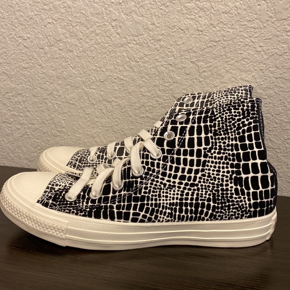 Converse high tops black and white womens size 8 brand new in box - Picture 3 of 3